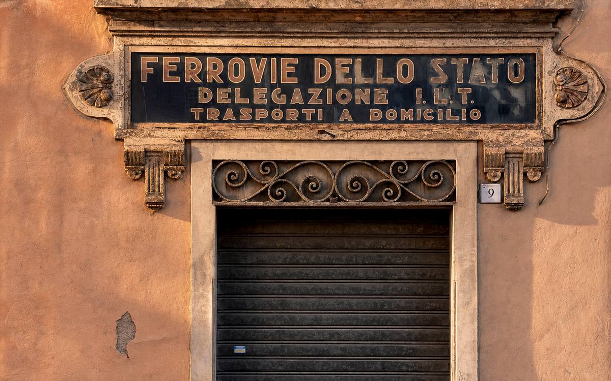Une ancienne devanture Ferrovie dello Stato fermée, photographiée par Jérémy