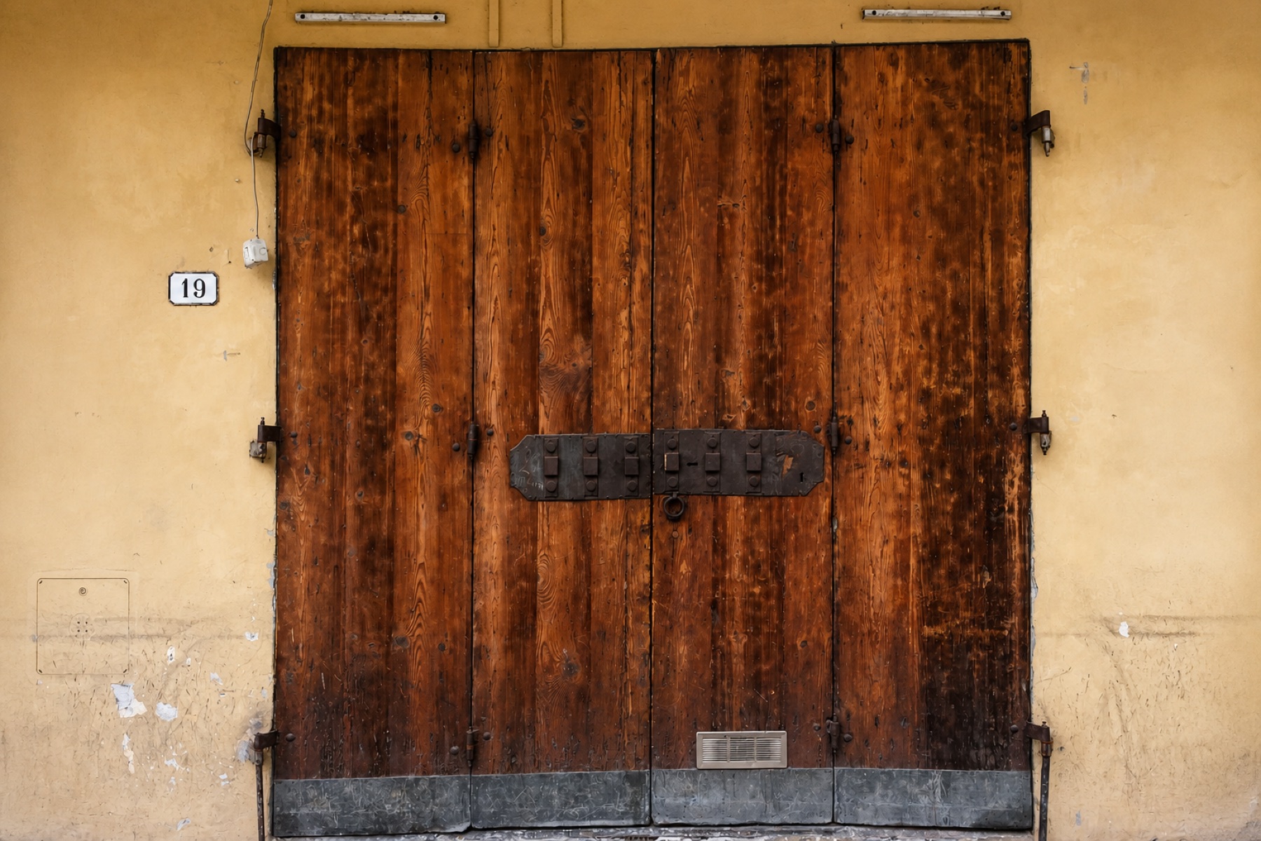 Une porte italienne portant le numéro 19, photographiée par Jérémy