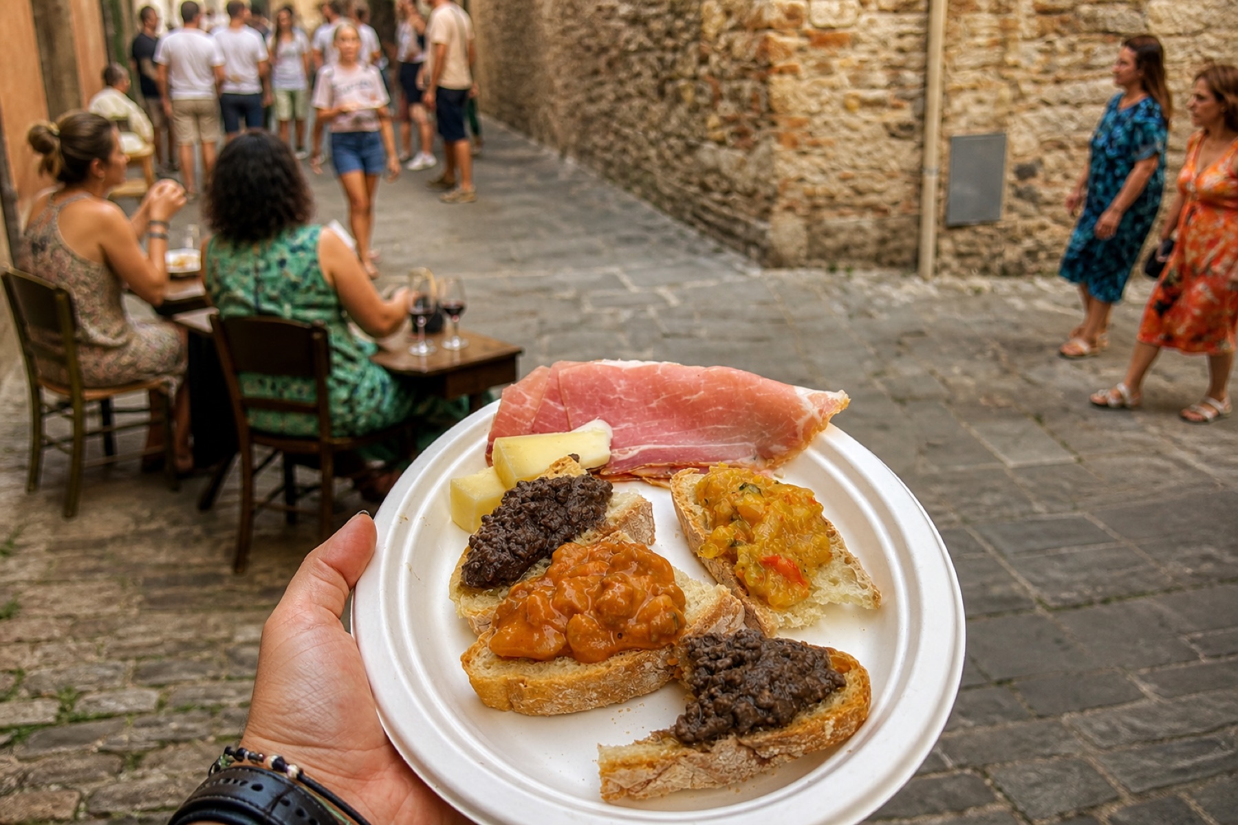Un plat servi pendant une fête de village italienne, photographié par Jérémy