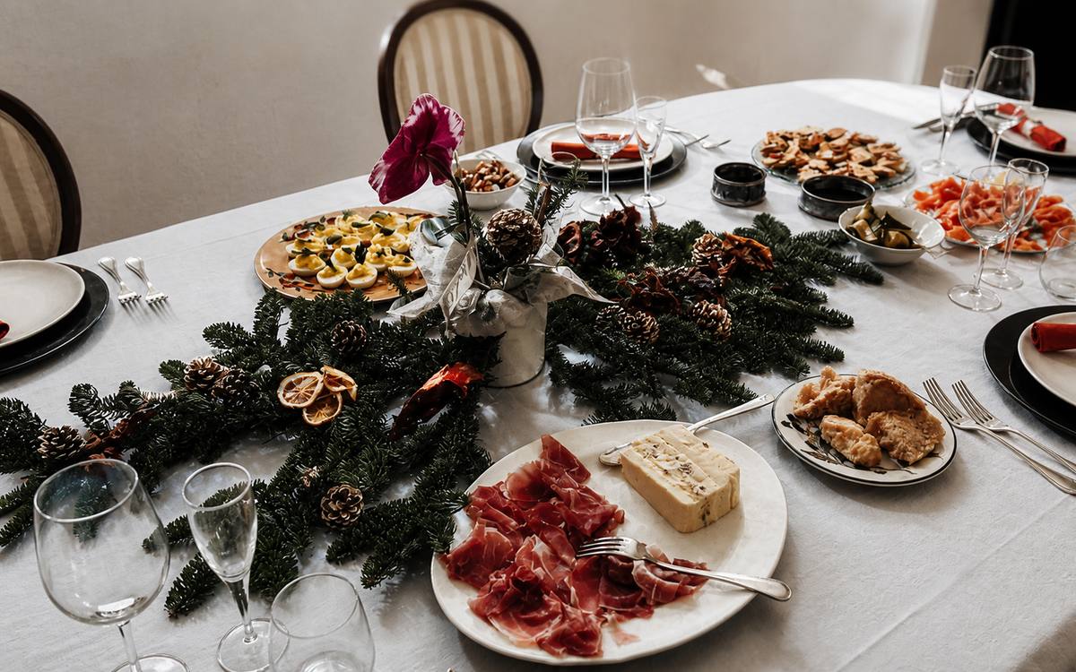 Une table italienne dressée pour un déjeuner de famille, photographiée par Jérémy