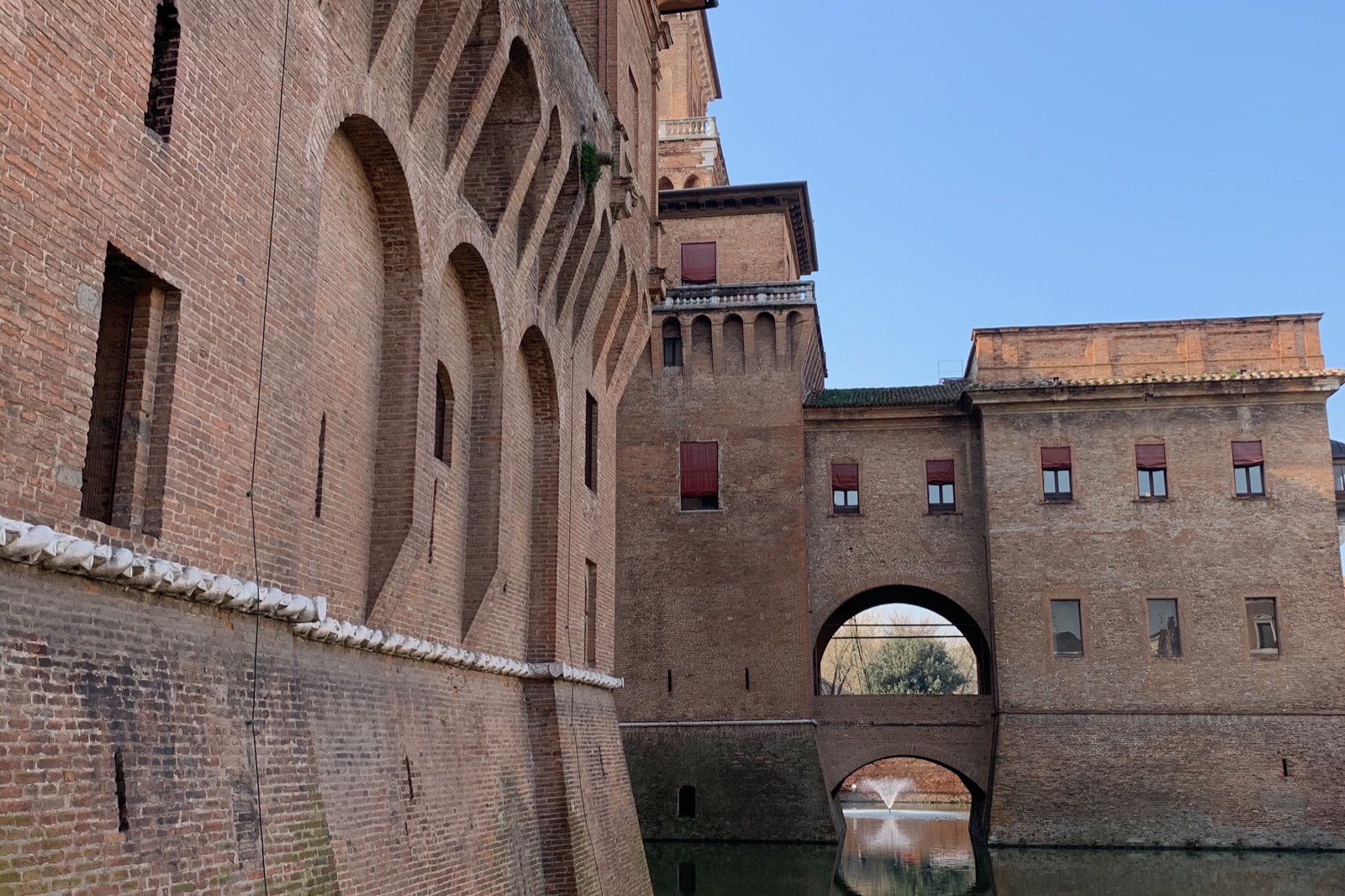Le château d’Este et ses douves à Ferrare, photographiés par Jérémy