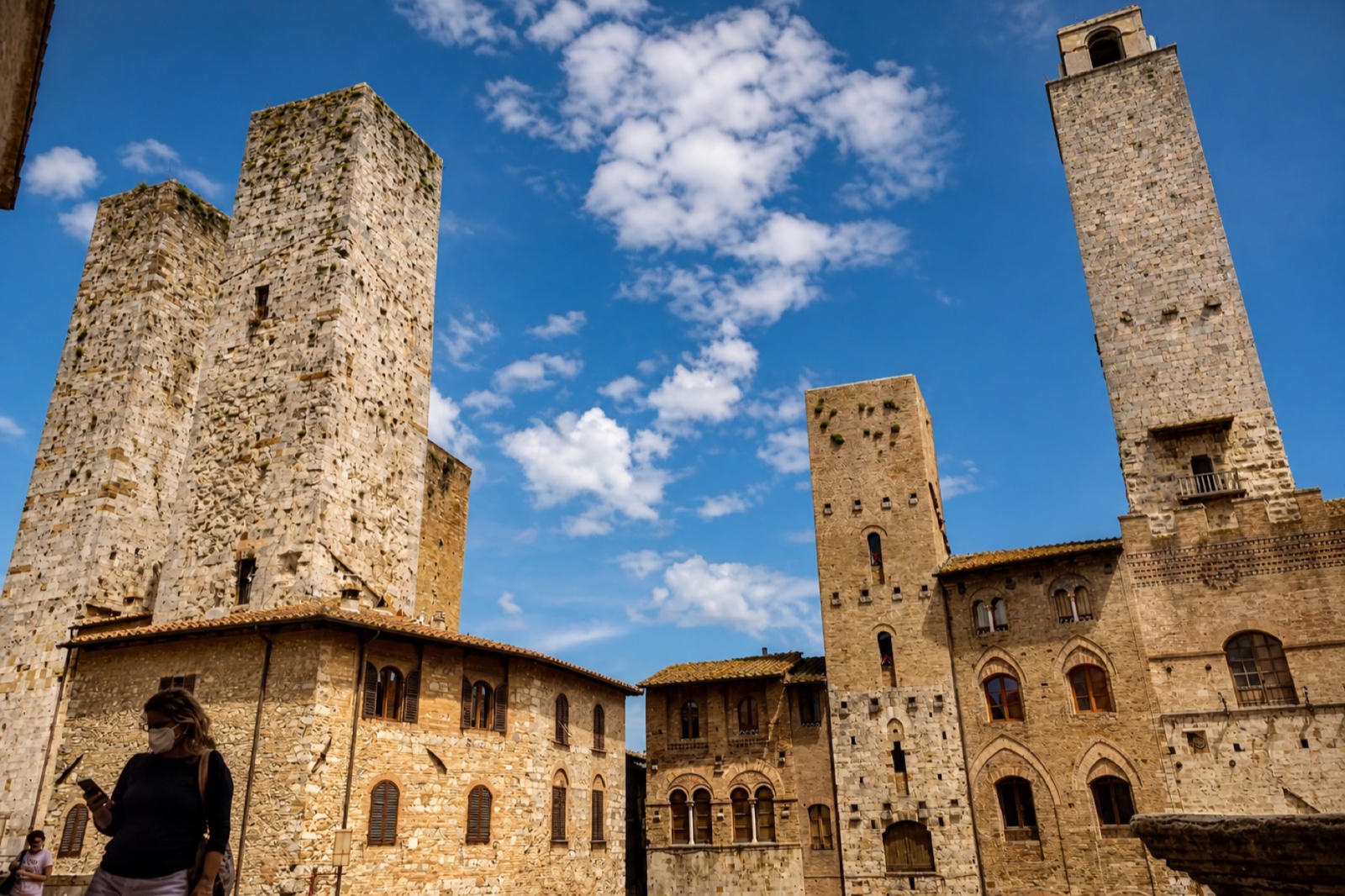 Les tours médiévales de San Gimignano sous un ciel bleu, photographiées par Jérémy